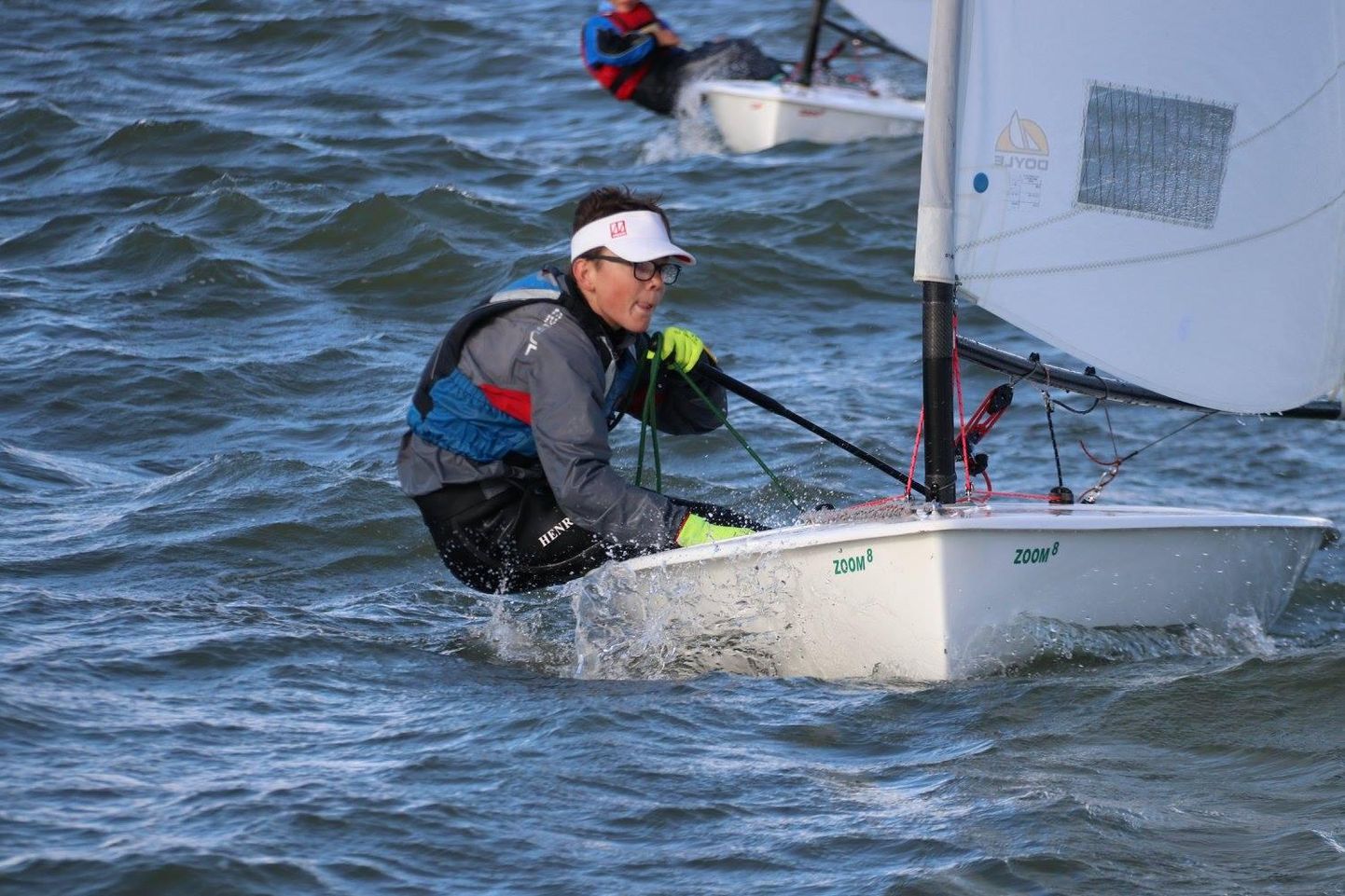 Pärnu jahtklubi purjespordikooli kasvandik Hendrik Holtsmann seilas Saaremaal Laser 4,7 klassis Eesti roolimeeste arvestuses kolmanda koha vääriliselt.