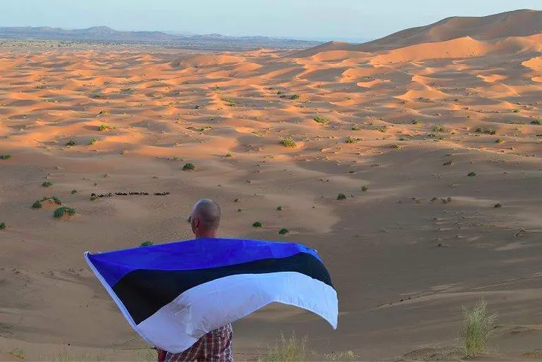 Eesti lipp Sahara kõrbes. Foto: Janno Roon.