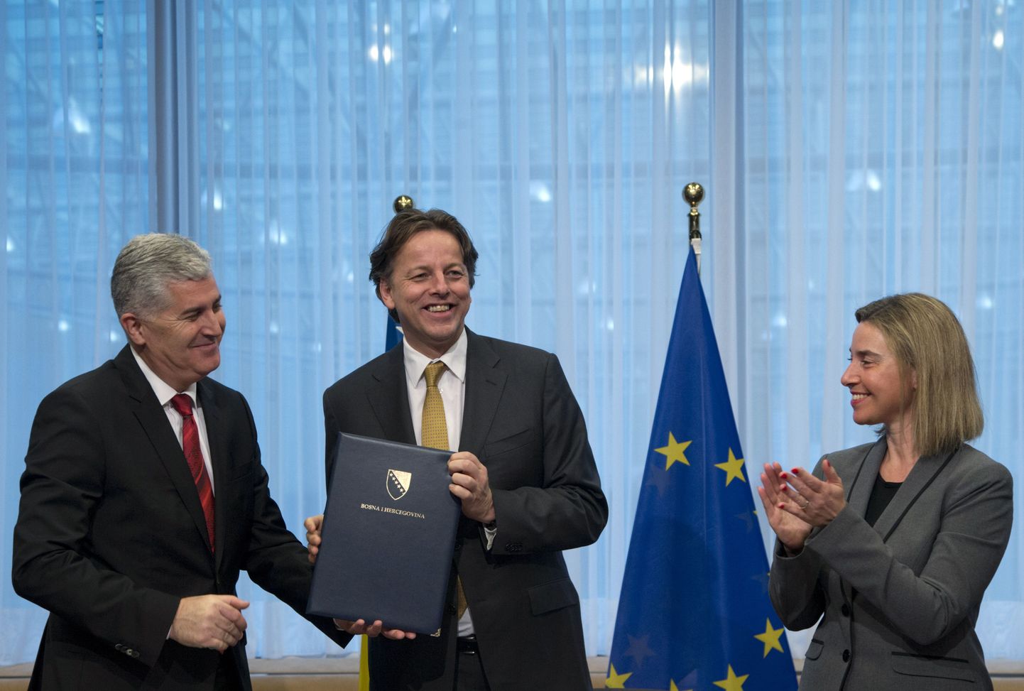 Bosnia presidentuuri eesistuja Dragan Cović (vasakul) täna Brüsselis esitamas liikmelisusetaotlust ELi eesistujamaa Hollandi välisministrile Bert Koendersile (keskel) ja liidu välispoliitikajuhile Federica Mogherinile.