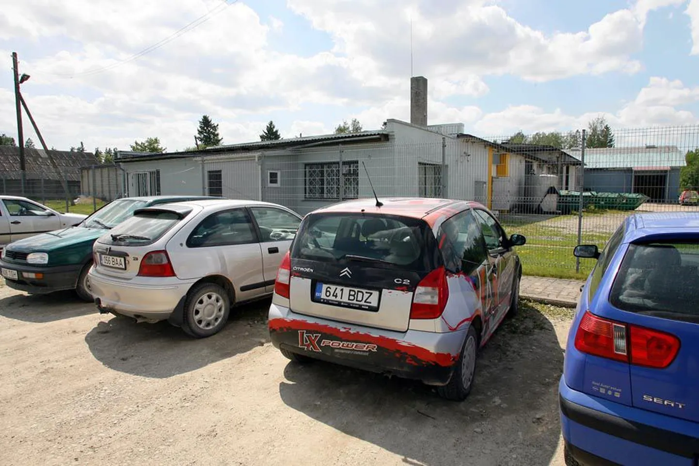 Holstres asuva vabriku ees seisis eile mõni auto ning üsna inimtühja tehase ühes otsas tehti karastusjooke.