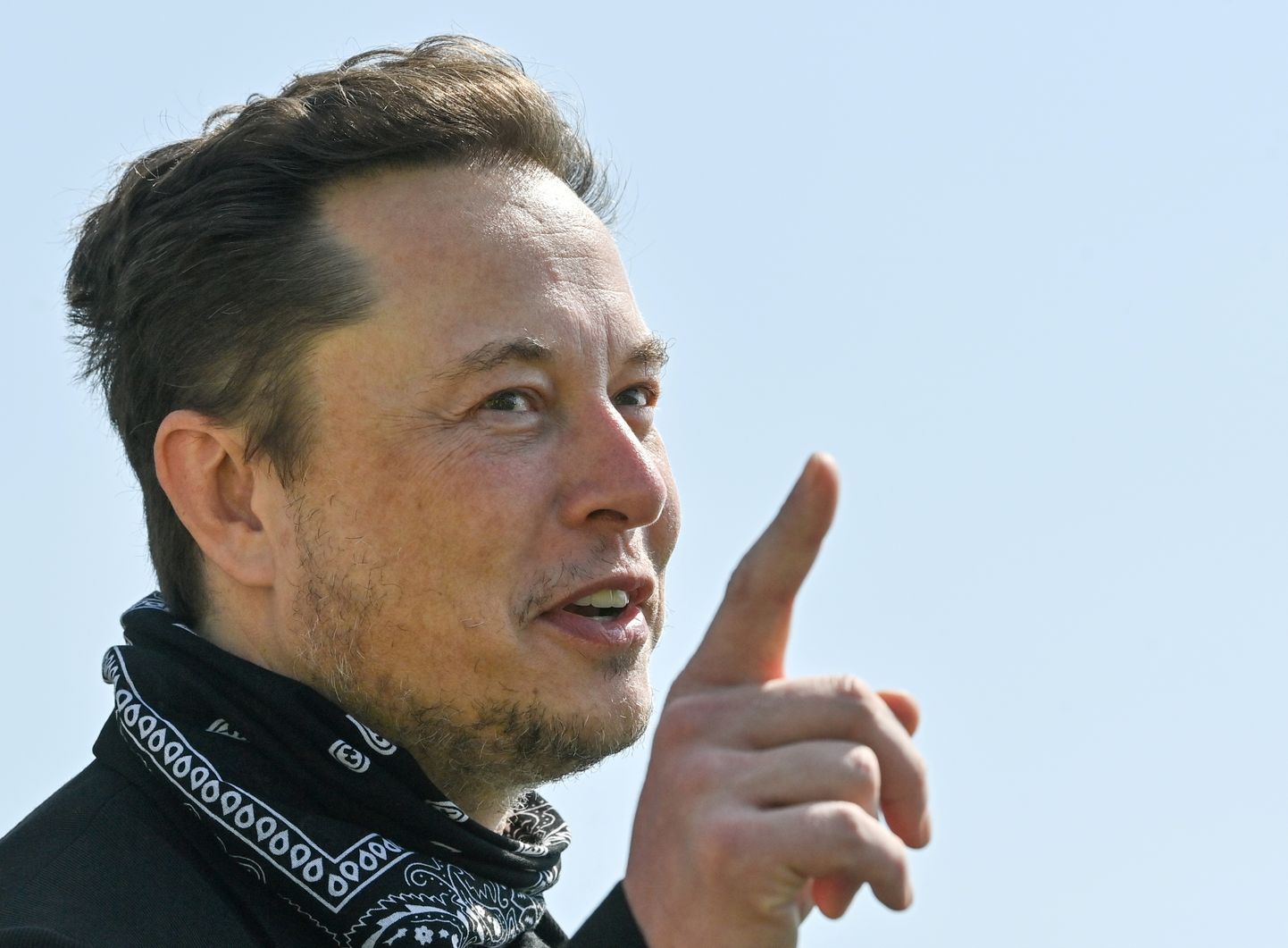 Elon Musk žestikuleerimas 13. augustil 2021, kui ta külastas Saksamaal Grüenheides Tesla gigatehase ehituskohta