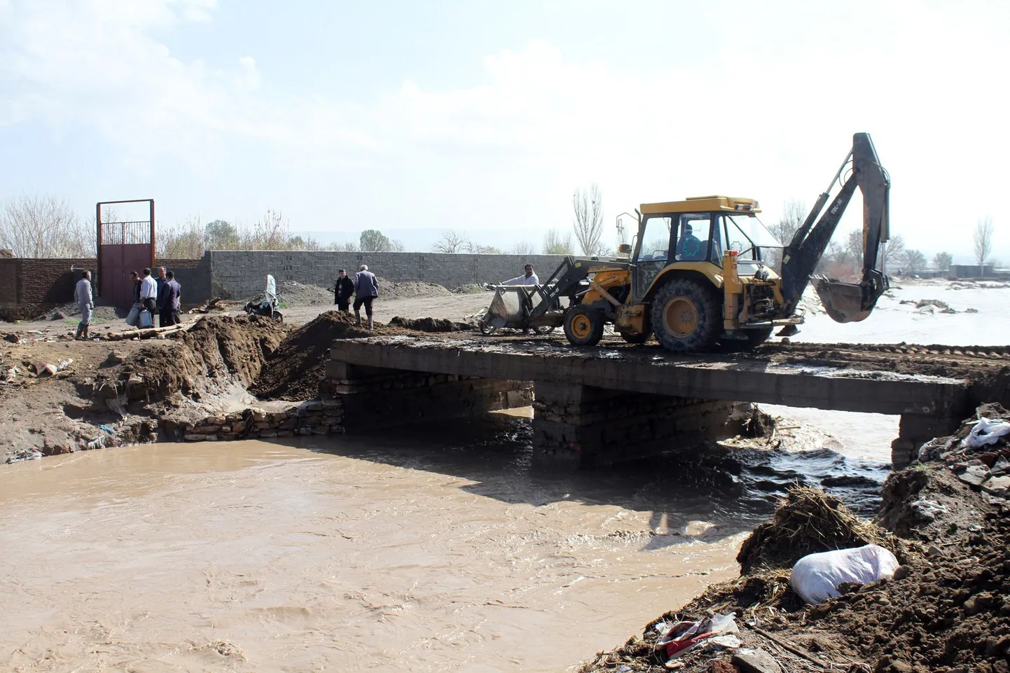 Töölised parandavad tulvades purunenud silda Azarshahri linna juures Iraani loodeosas.