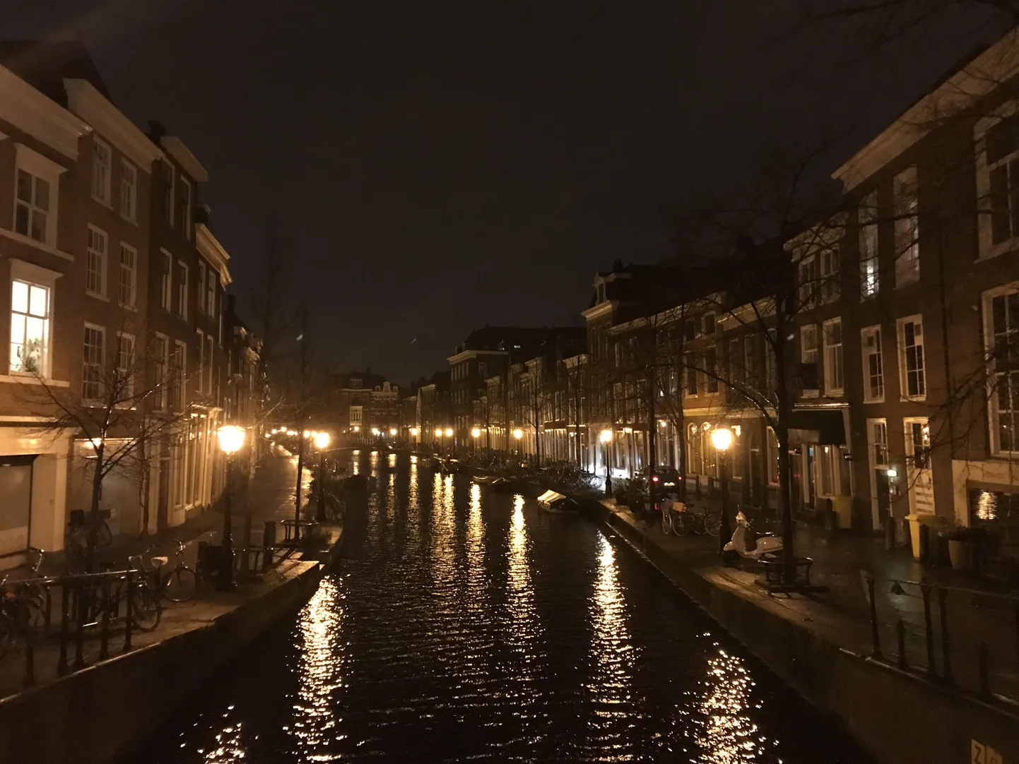 Õhtune Leiden oma kanalitega on nagu väike Amsterdam.