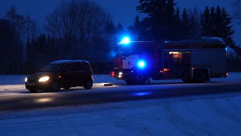 На шоссе Таллинн-Тарту грузовик врезался в легковой автомобиль