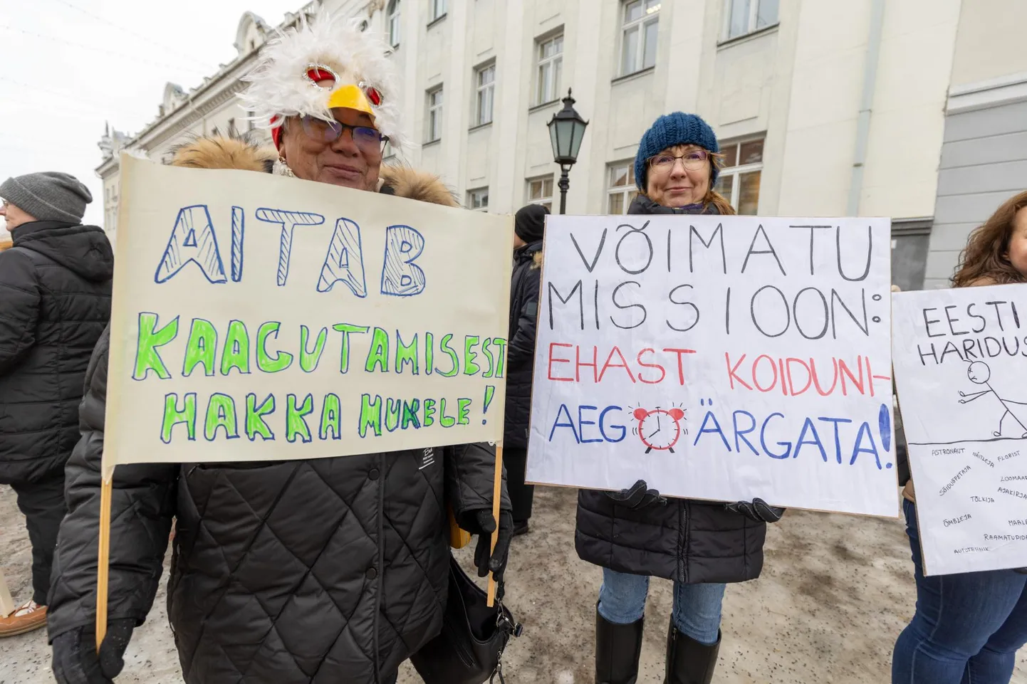 Streikivatele õpetajatele Tartus Raekoja platsil toetust avaldanud meeleavaldajad juhtisid tähelepanu, et palk on õpetajatele vaid üks mure paljude seas. Probleeme tekitavad ka töökoormus ja nõrguke tugisüsteem.