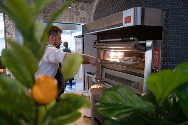 Кухня Al Fredo открыта, и за выверенными движениями пиццайоло можно наблюдать даже из атриума.