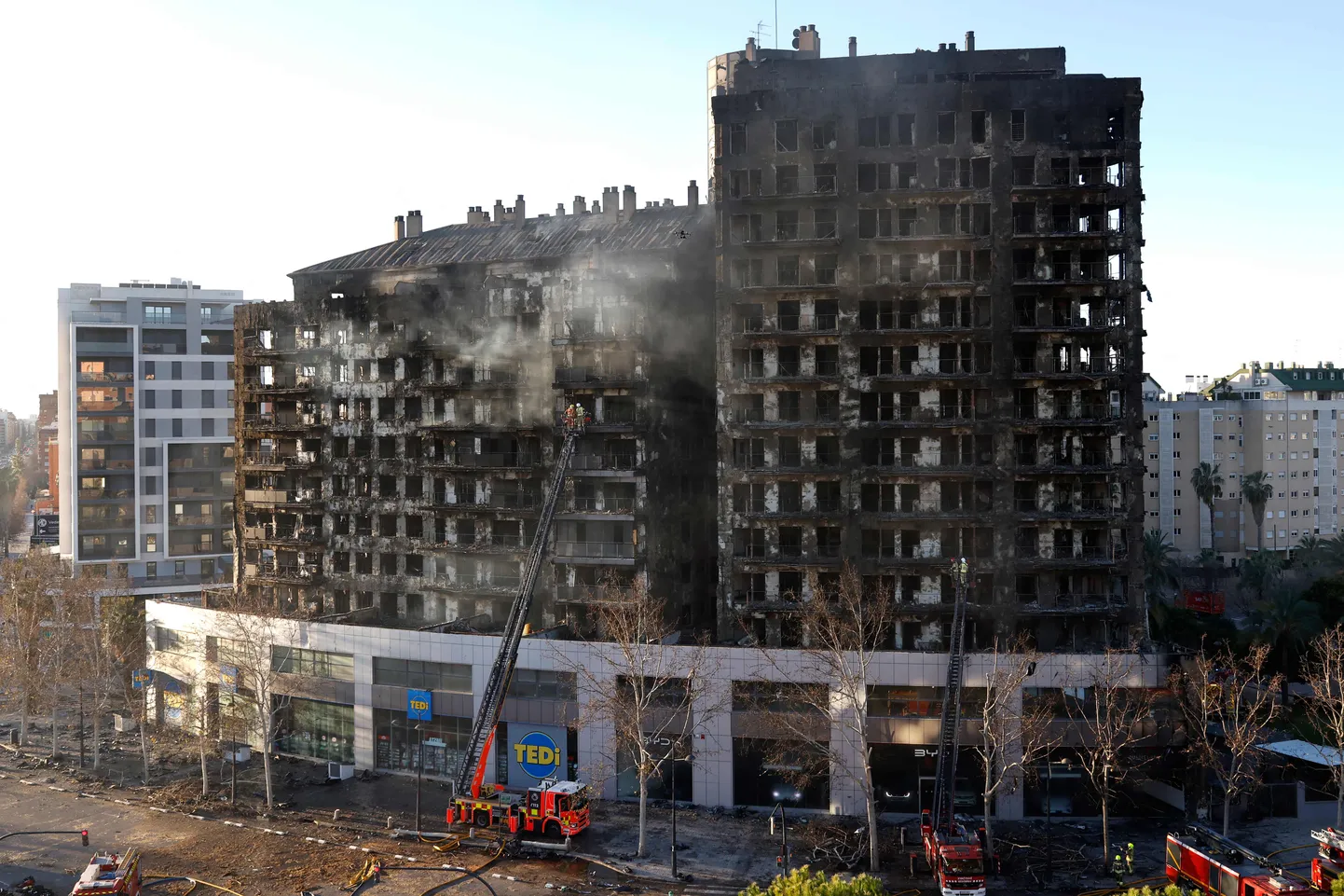 Valencia 14-korruselises kortermajas toimus eile suur põleng, hukkus vähemalt neli inimest.