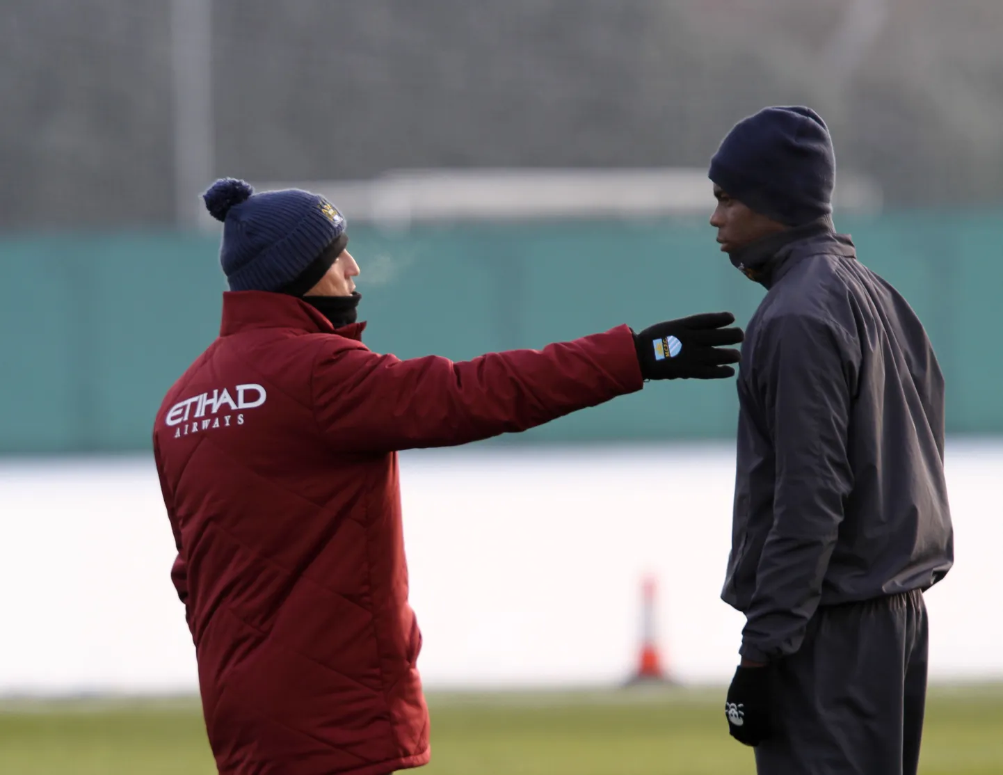 Mario Balotelli (paremal) peatreenerile Roberto Mancinile aru andmas.
