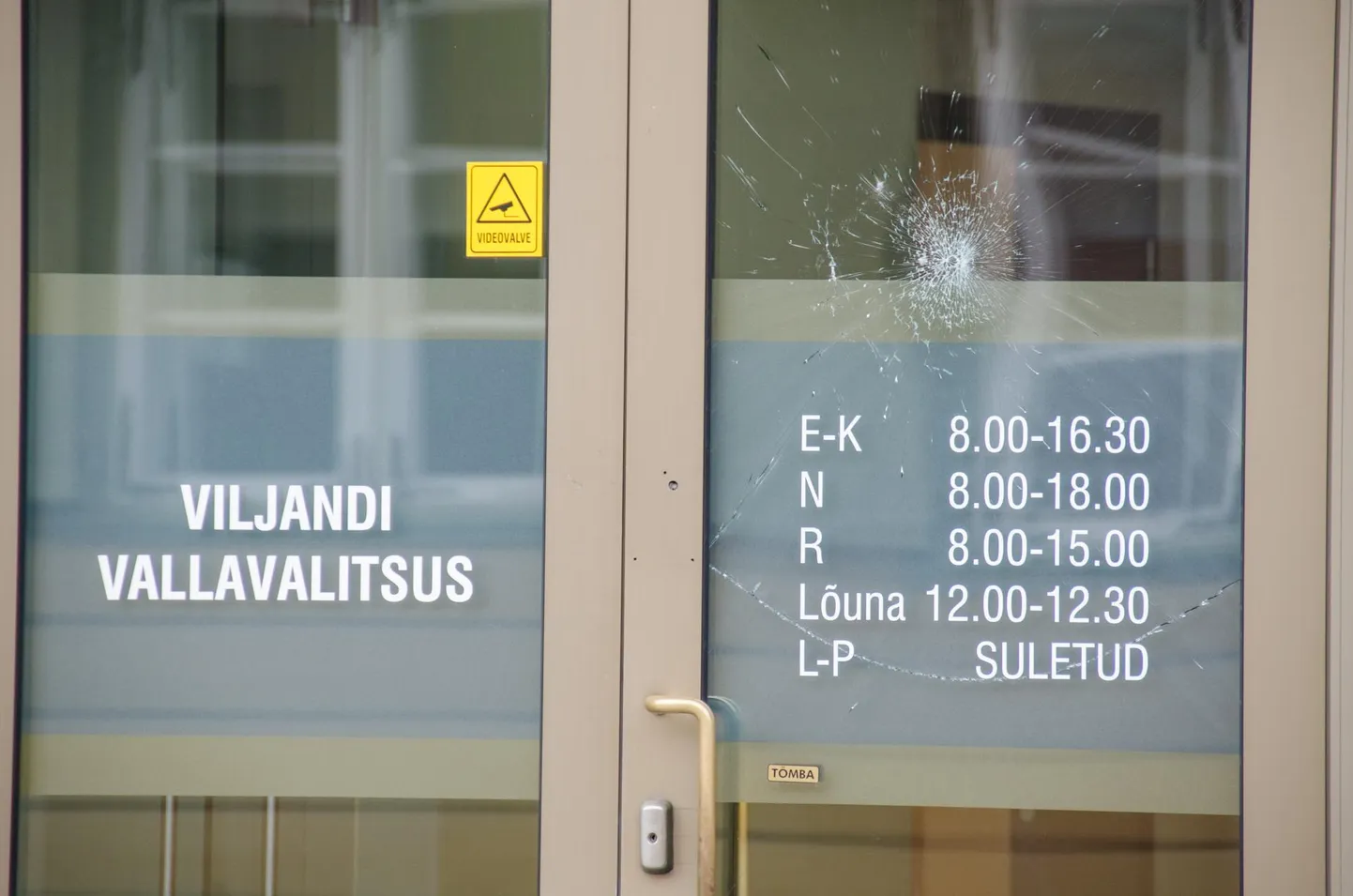 2018. aastal lõhkus pahane vallakodanik öösel kiviga vallamaja ukseklaasi, sest polnud nõus ühe ametniku otsustega.