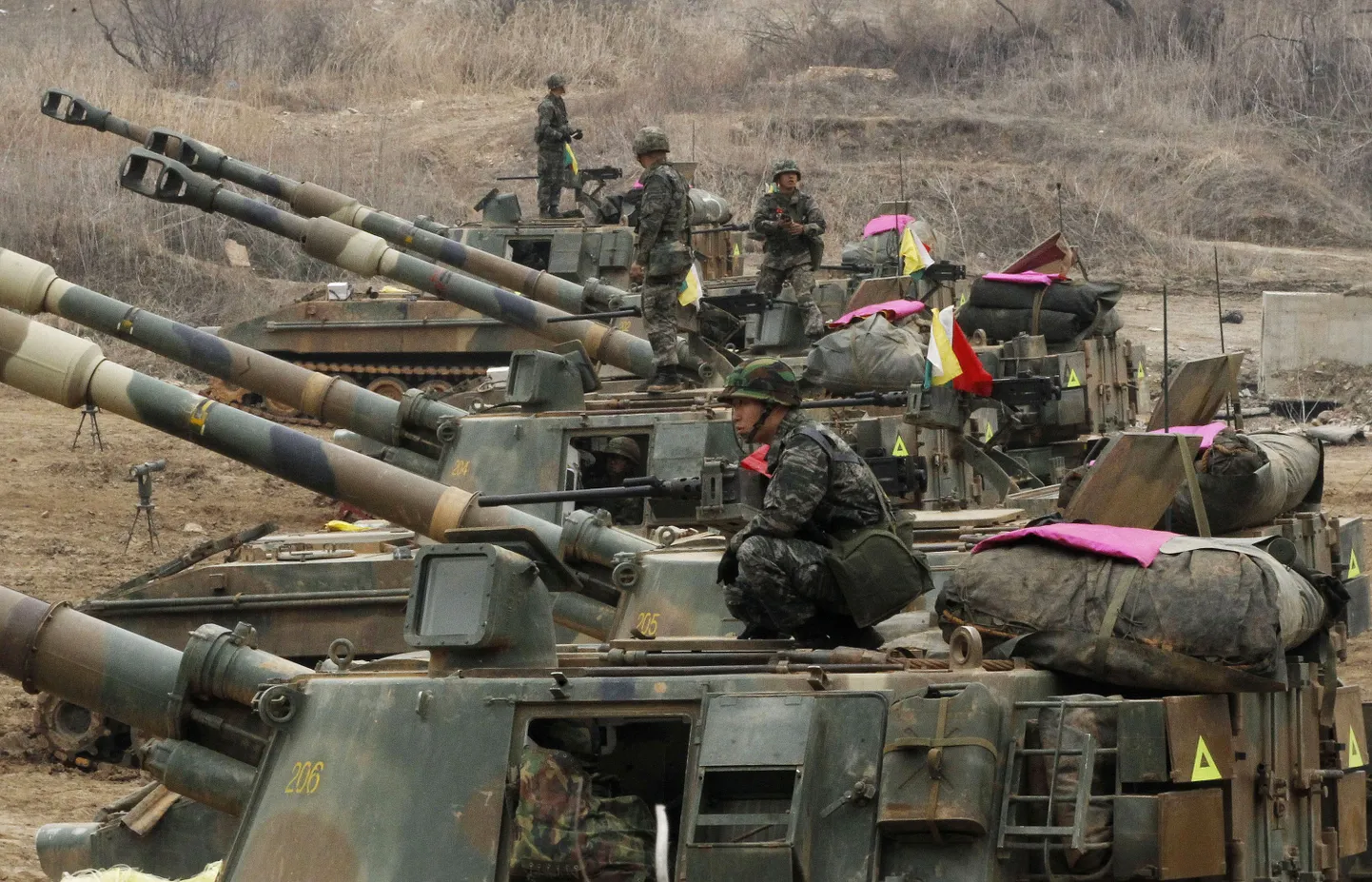 Lõuna-Korea merejalaväelased K-55 iseliikuvate haubitsate juures õppustel, et olla Panmunjomi külas valmis Põhja-Korea võimalikuks rünnakuks.