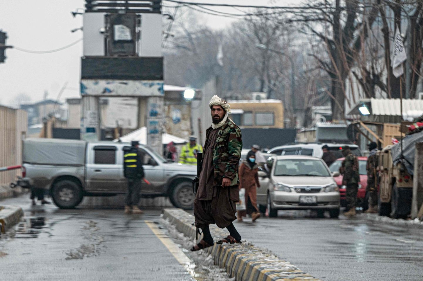 Talibani julgeolekutöötaja Kabulis riigi välisministeeriumi lähistele püstitatud teesulu juures pärast seal täna toimunud enesetapurünnakut.