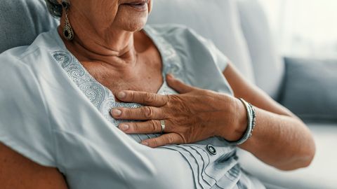 ARSTI ÕPETUS ⟩ Mida teha, kui kahtlustad infarkti ja oled üksi kodus?