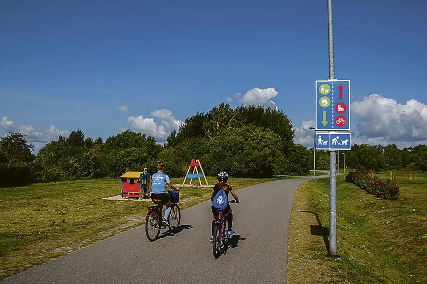 Pärnu linnavalitsus paigaldas mõne aja eest Mai kergliiklustee äärde uue infotahvli.