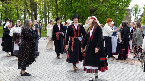 Rahvarõivakooli teine lend lõpetas. Valmis 15 komplekti Viljandimaa rahvarõivaid