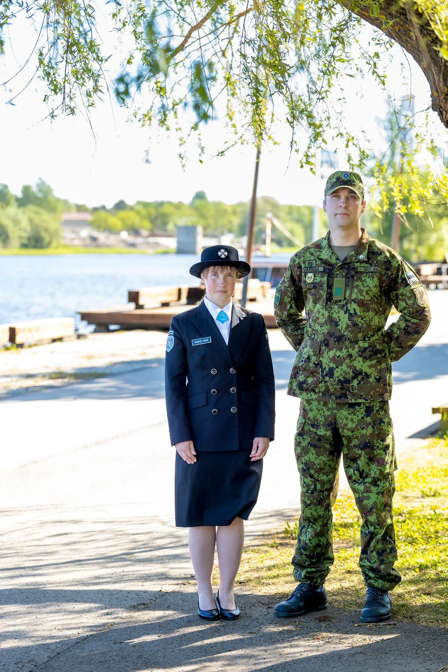Kaitseliidu paraadilt Narvas toovad võidutule Pärnu naiskodukaitsja Margit Kaur ja kaitseliitlane Priit Avarmaa, mõlemad on tublid laskurid.