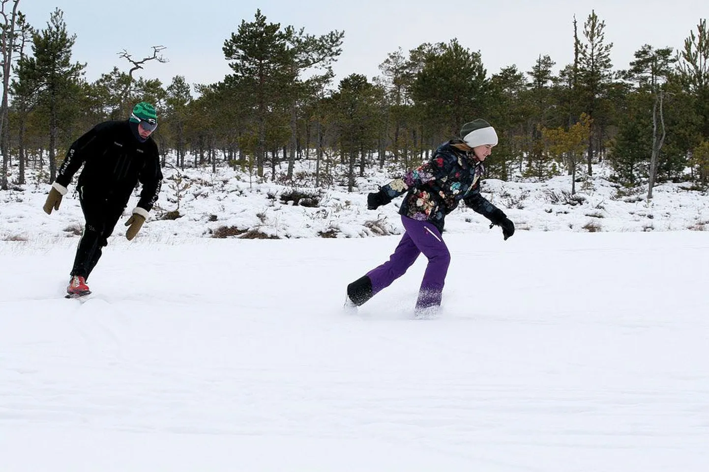 Nii Laura kui Art jäävad rabalauka jääga väga rahule. Laurale ei meeldinud ainult see, et lumi tikkus saapakeele vahelt sokini.