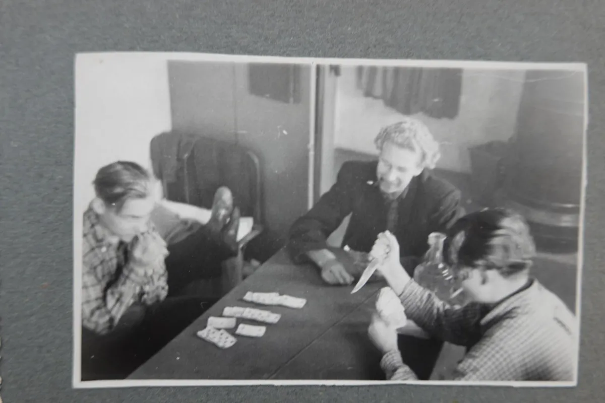 1954. aasta kaardimäng ühiselamus. Kool Tallinna Mäetehnikum, eriala mäeelektromehaanik.