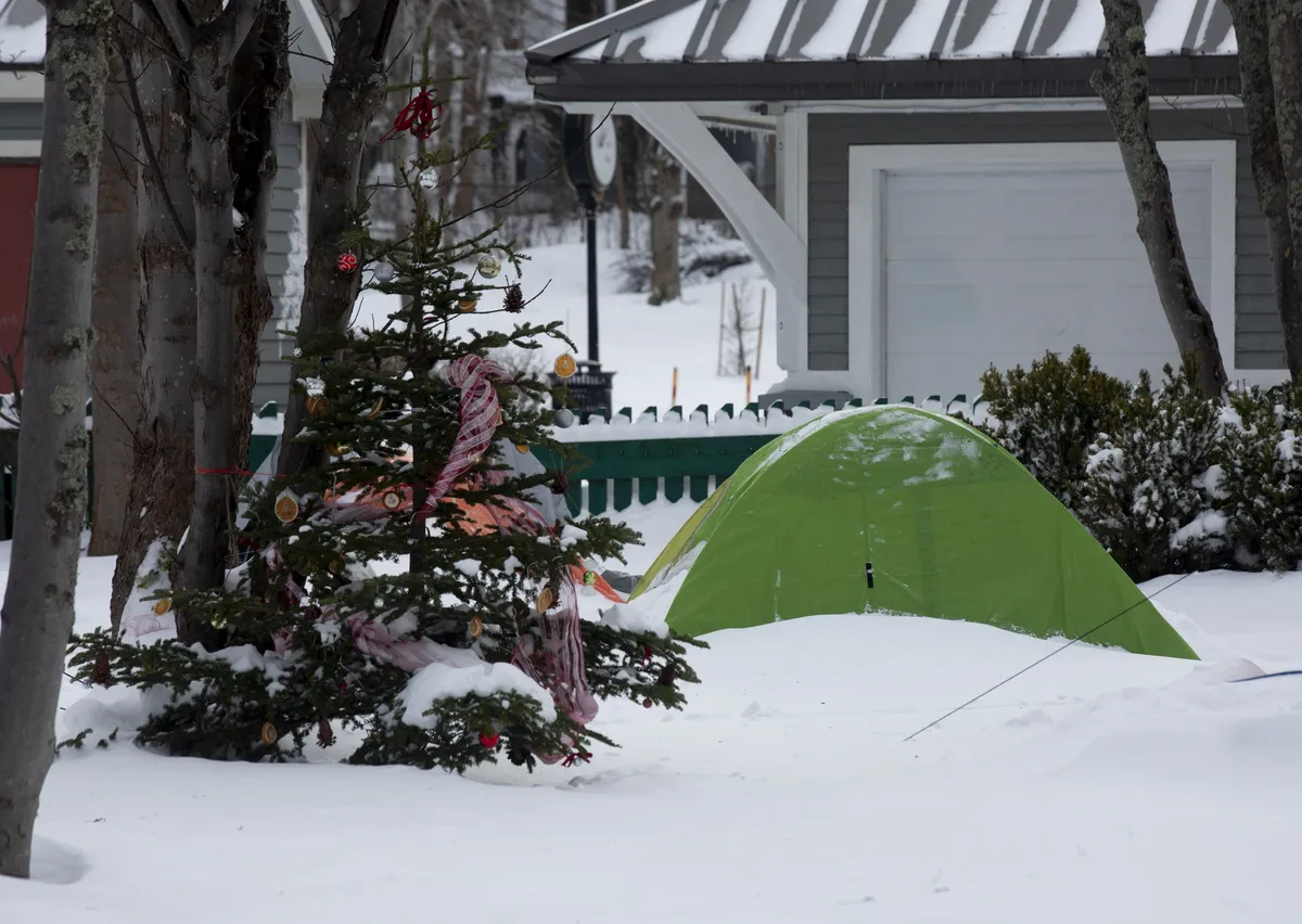 Для детей можно устроить импровизированный зимний поход прямо на заднем дворе (иллюстративное фото).