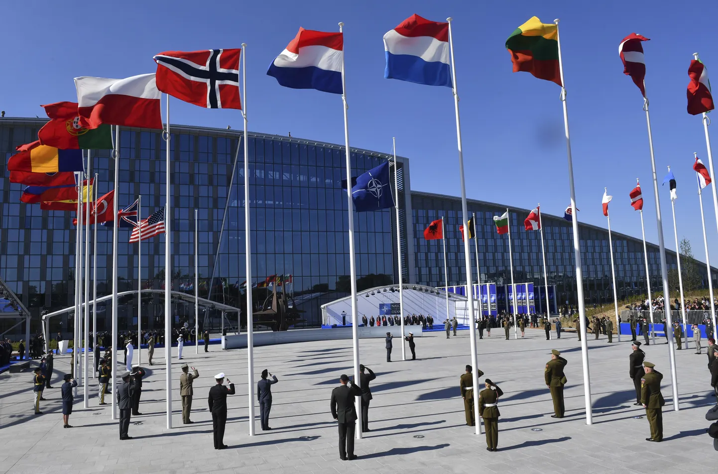 NATO liitlaste lipud alliansi peakorteri ees Brüsselis.