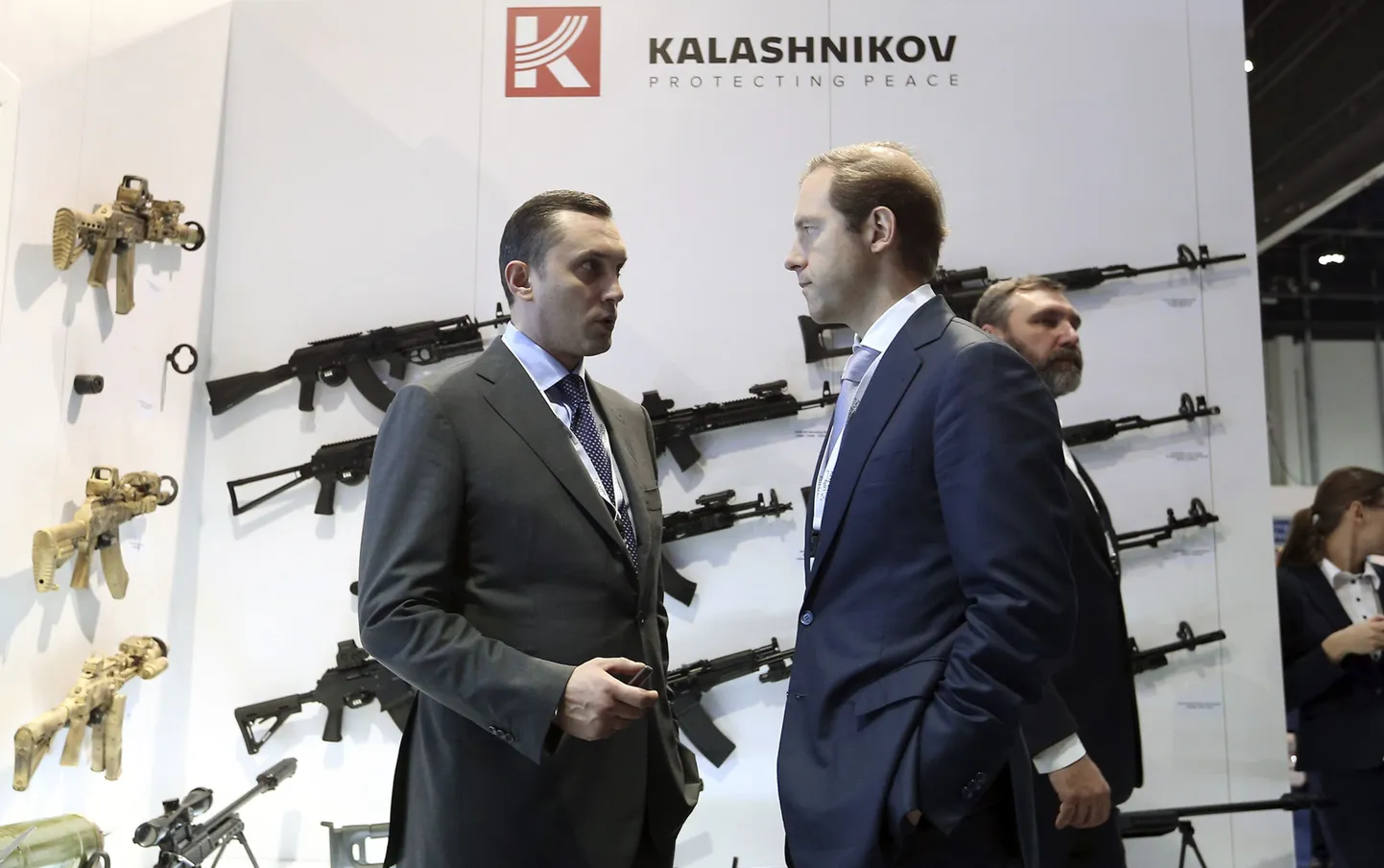 Гендиректор концерна «Калашников» Алексей Криворучко и Денис Мантуров на выставке IDEX-2015.