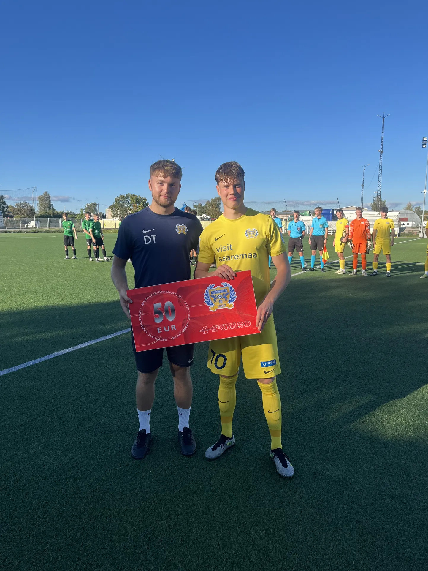 FC Kuressaare tegevjuht Danel Tiirats ja augustikuu parim Joonas Vahermägi