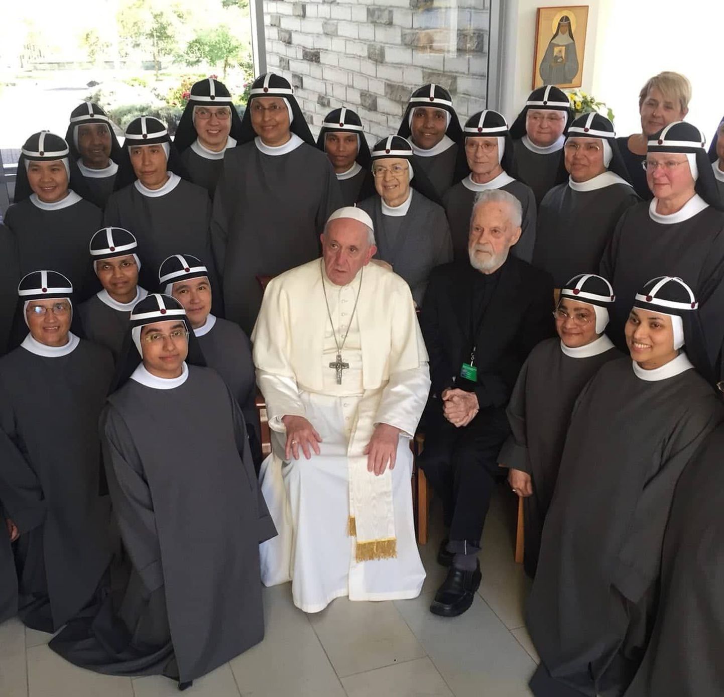 Папа римский Франциск с монахинями монастыря святой Биргитты в Пирита.