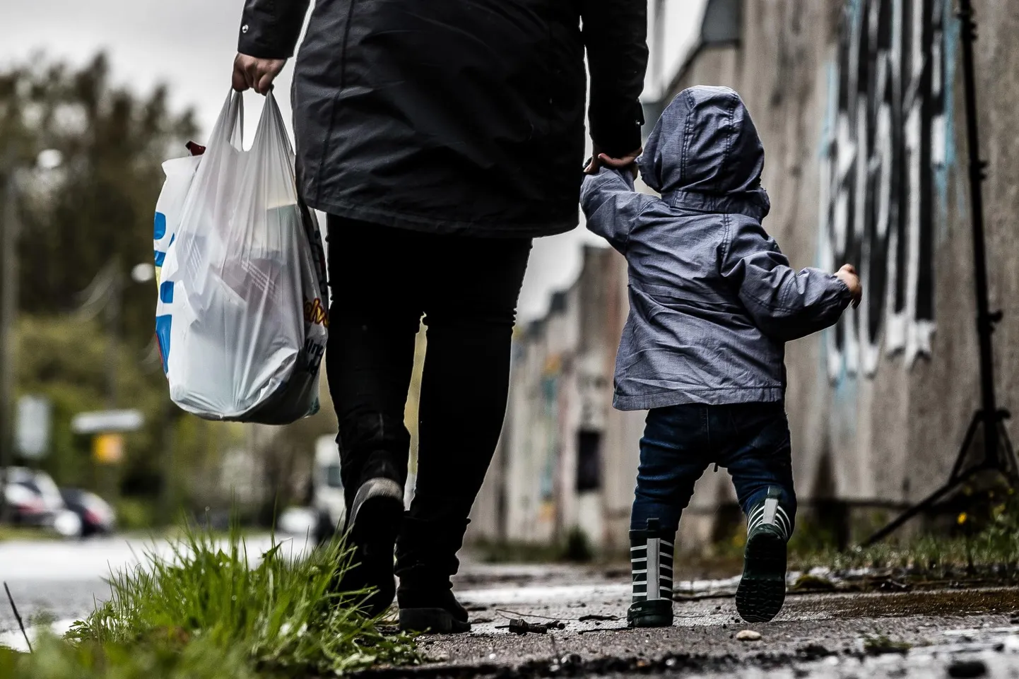 Eestis kasvatab oma lapsi üksinda üle 35 000 vanema. Tihti ei ole neil kedagi, kellega kasvõi lühikeseks ajaks vastutuskoormat jagada.