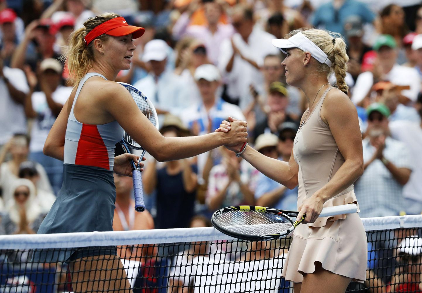 Caroline Wozniacki (paremal) tahaks näha, et Maria Šarapova peab end ise tagsi tippu võitlema.