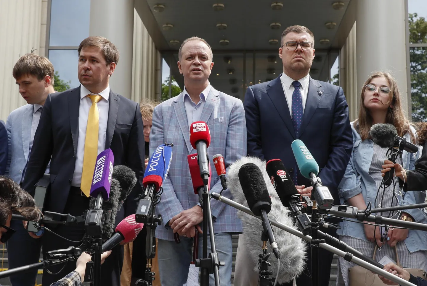Navalnõi korruptsioonitõrjefondi advokaadid kolmapäeval Moskva linnakohtu ees. Fond on lubanud kohtu otsuse edasi kaevata. 