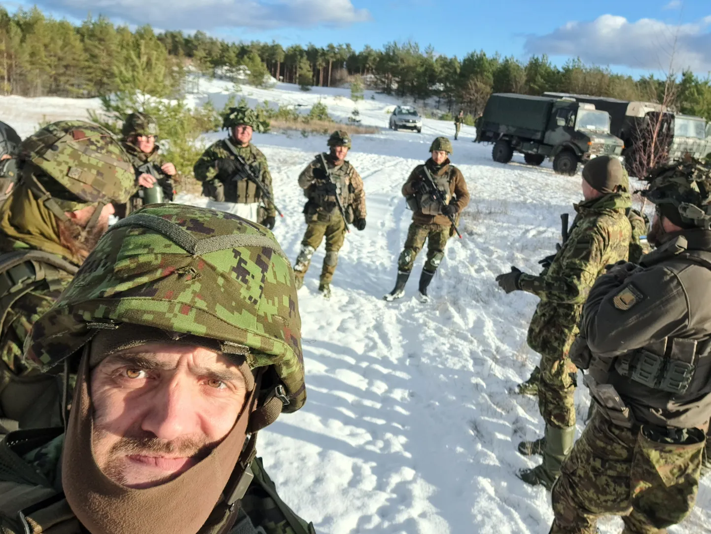 Õppus metsas: Ametikooli õpetaja Margus Kivi jagab oma vaba aega pere, spordi ja Kaitseliidu vahel.