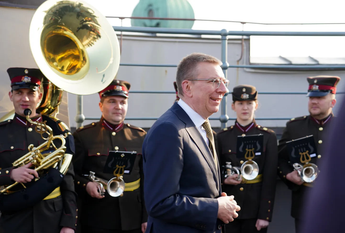 Valsts prezidents Edgars Rinkēvičs (centrā) piedalās Eiropas Savienības karoga pacelšanā Rīgas pils Svētā Gara tornī, atzīmējot Latvijas iestāšanās Eiropas Savienībā 20. gadadienu.