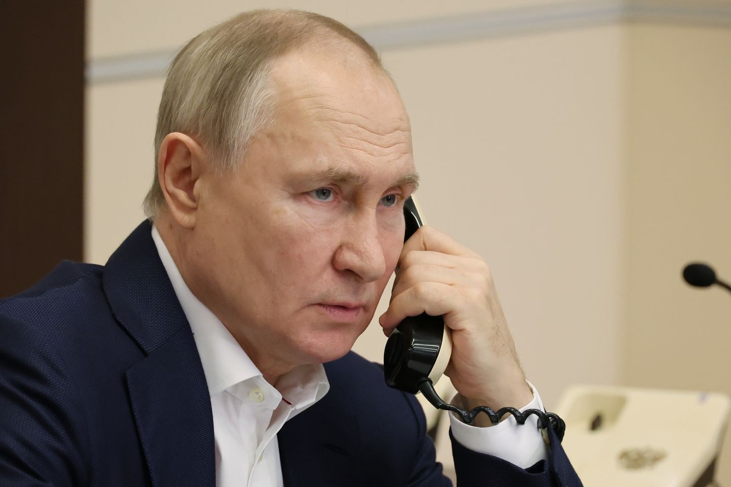 Владимир Путин предпочитает мобильным телефонам кремлевскую спецсвязь.