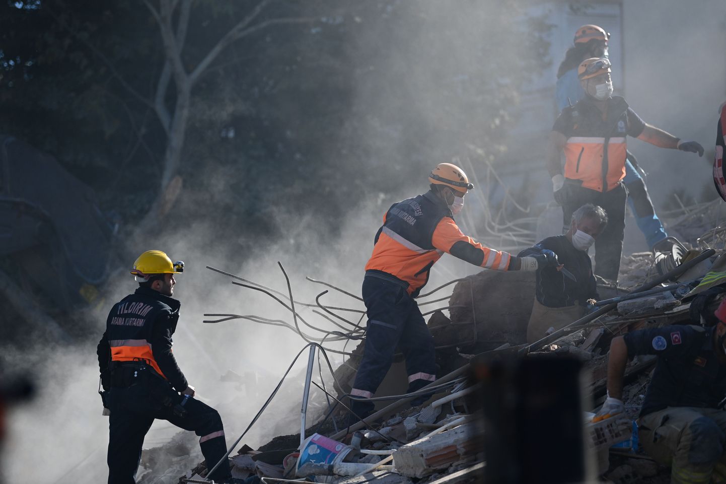 В турецком городе Измир спасатели продолжают поиски погибших и пострадавших во время землетрясения, случившегося в Эгейском море 30 октября.