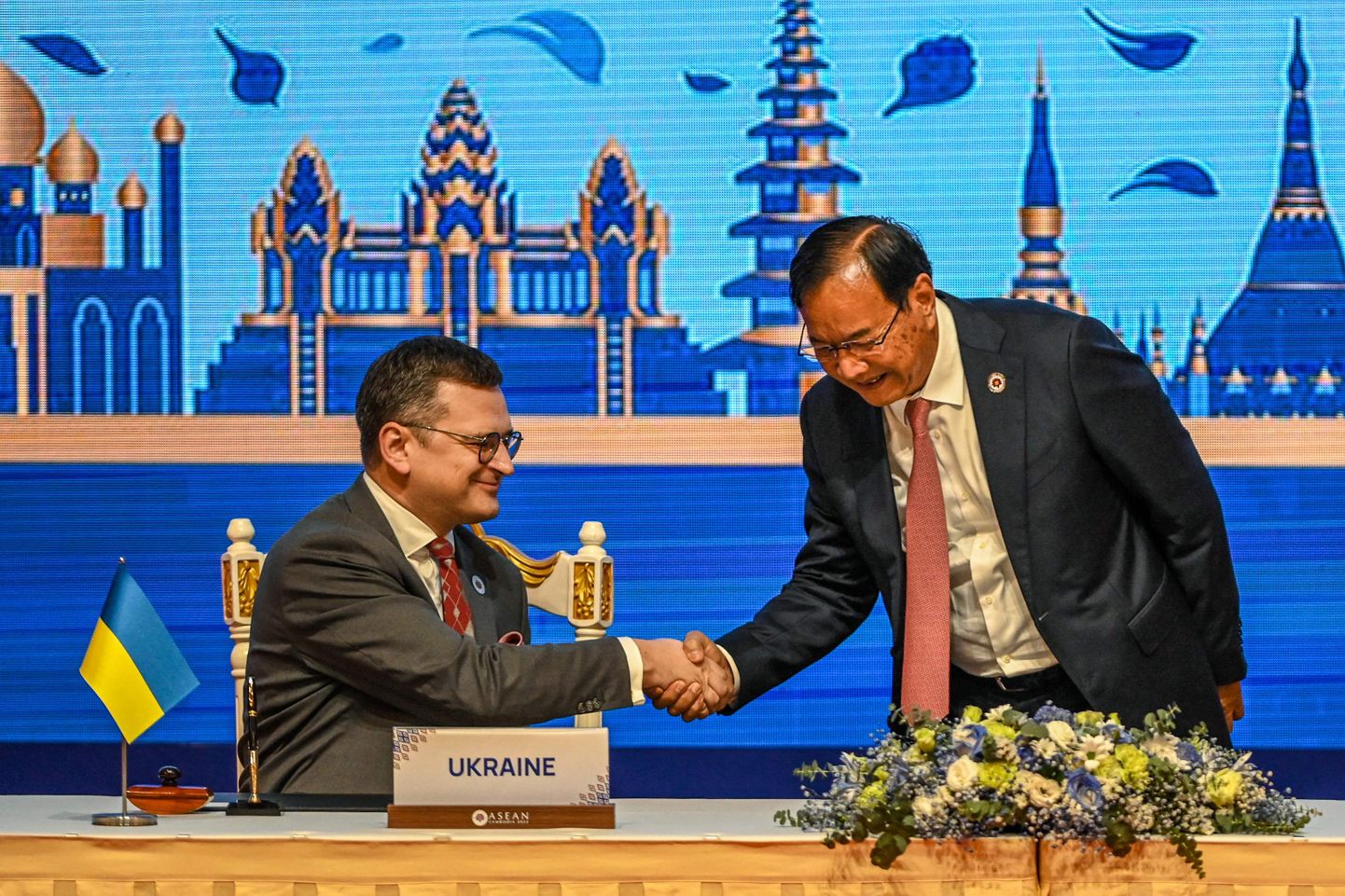 Ukraina välisminister Dmõtro Kuleba ja tema Kambodža kolleeg Prak Sokhonn Ukraina ja Kagu-Aasia sümboolse rahukokkuleppe allkirjastamisel.