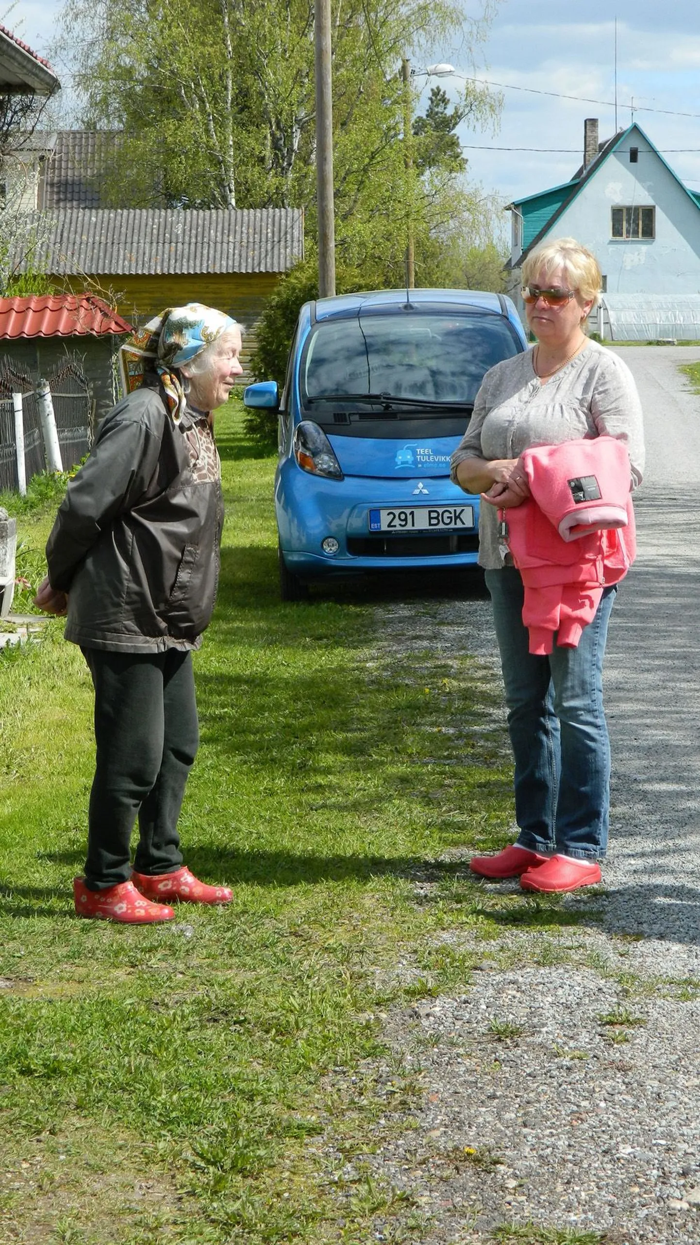 Helgi ja Audru valla sotsiaalhooldustöötaja Helve Samarina, keda eakas naine vajab appi maakonnalinnas Pärnus arsti juures käimiseks.