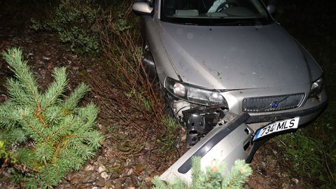 FOTO ⟩ Kiisa lähistel sõitis auto raudteele, päästeamet pidi appi tulema