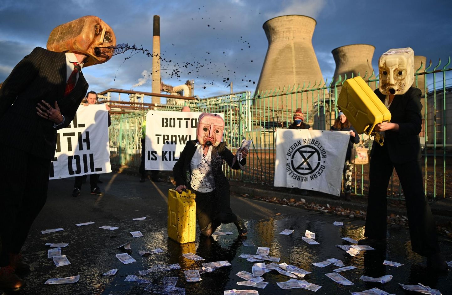 Keskkonnakaitseaktivistide «Õlipead» avaldasid Glasgow’ kliimakonverentsi toimumise ajal meelt Grangemouthi rafineerimis- ja naftakeemia tehase juures.