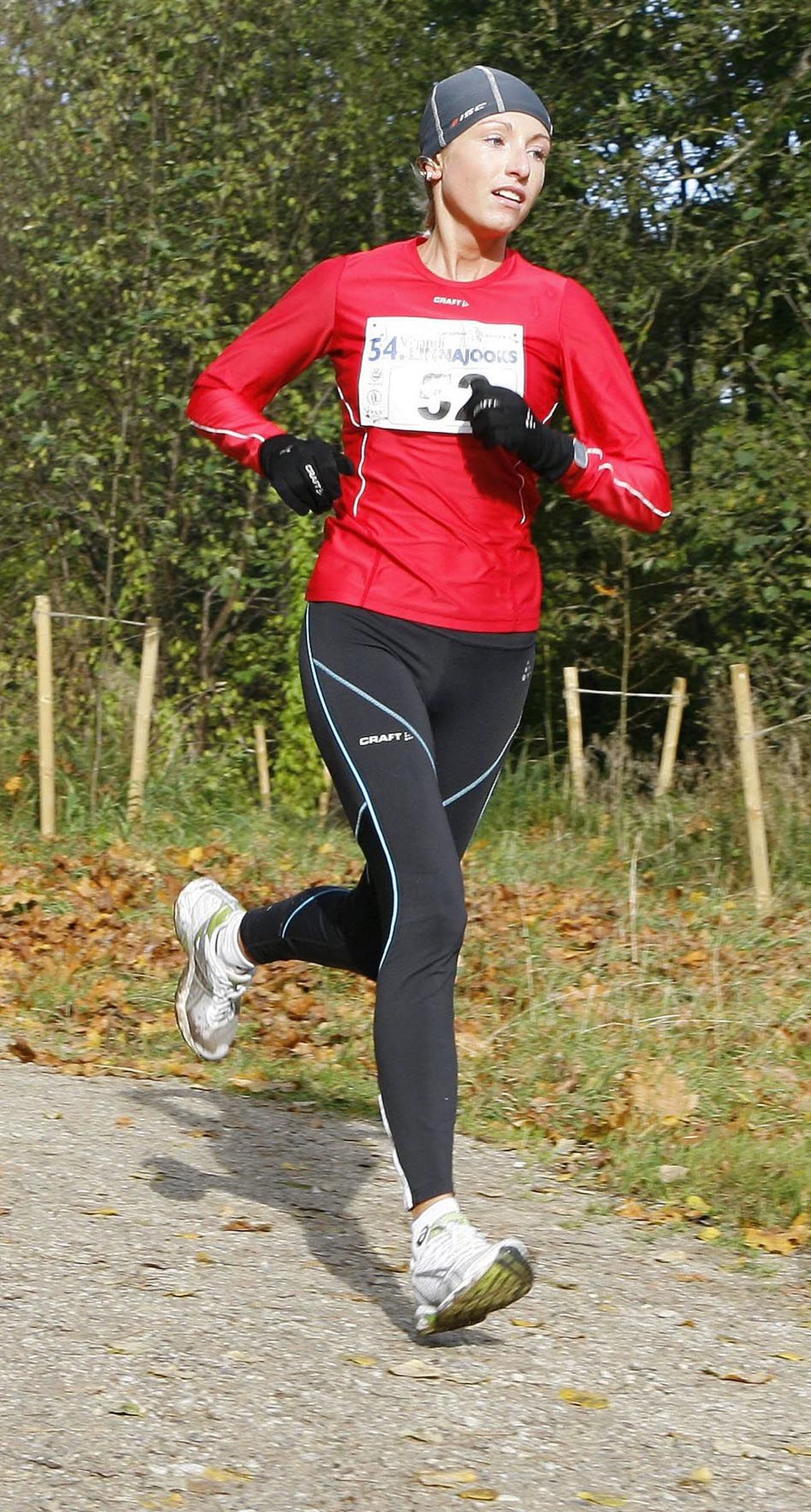 Viljandi klubisse Staier kuuluv Anneli Vaher oli Saaremaa Kolme Päeva jooksus naiste arvestuses teine. Pilt on tehtud Viljandi linna jooksul.