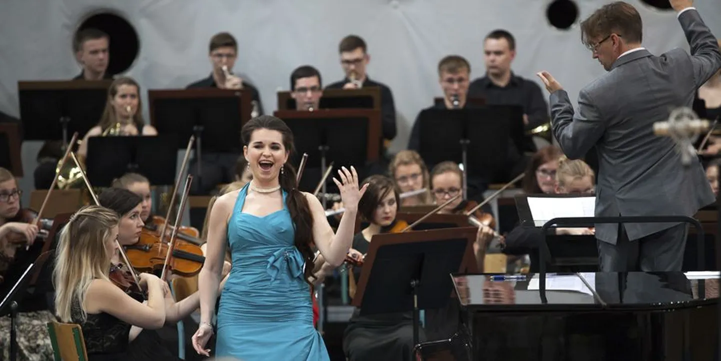 Muusika- ja teatriakadeemia sümfooniaorkester Toomas Vavilovi juhatusel saatis oma kooli noori soliste. Parajasti on orkestri ees Marlena Keine.