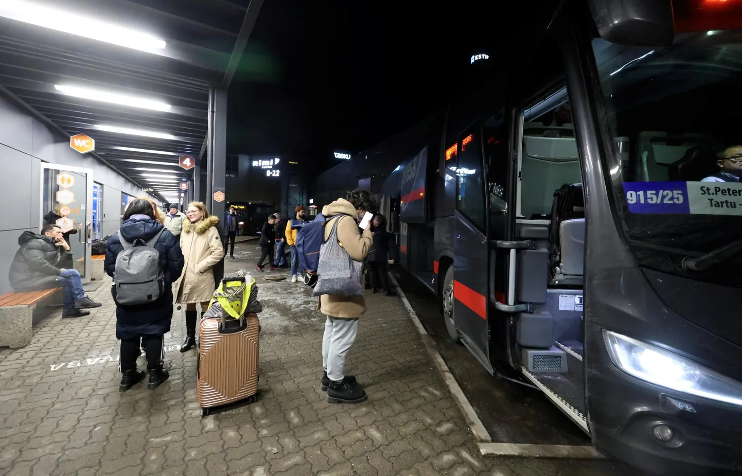 Esmaspäeval kell 17.20 Tartust Riiga väljuma pidanud Lux Expressi buss hilines pea tund aega, kuna Narva piiripunktis läks nagu tavaliselt ehk oodatust kauem aega.