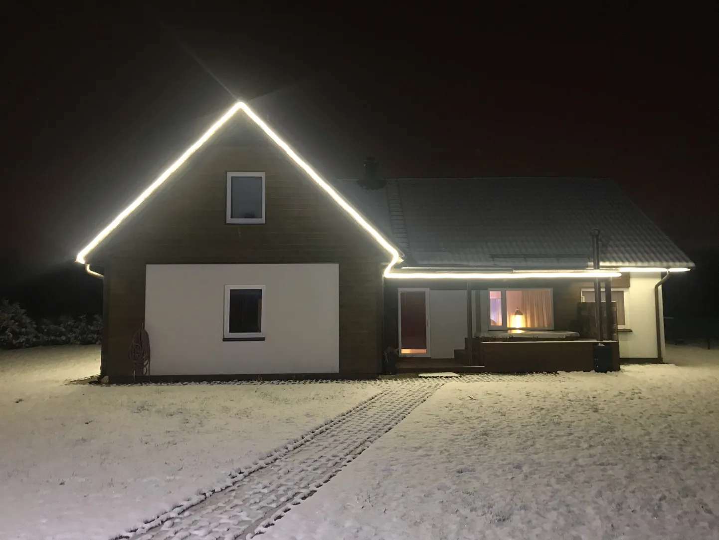 Jõulutuledega kaunistatud maja.