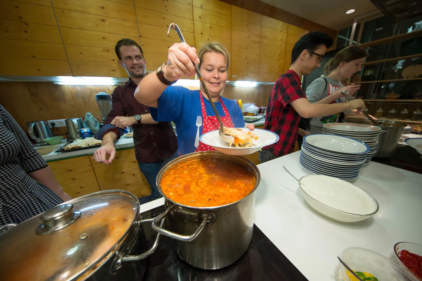 Esimese käiguna serveerivad ungarlased jõuluõhtul kalasuppi, sest see toob kindlasti õnne. 15. detsembril Tartu loodusmajas ungari kultuuri õhtul pakkus soovijatele kalasuppi ungarlanna Gabriela Nad.