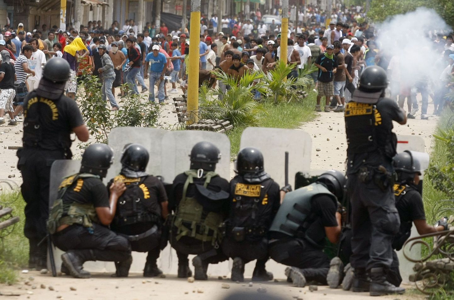 Peruu märulipolitsei peab kullakaevajatega lahingut.
