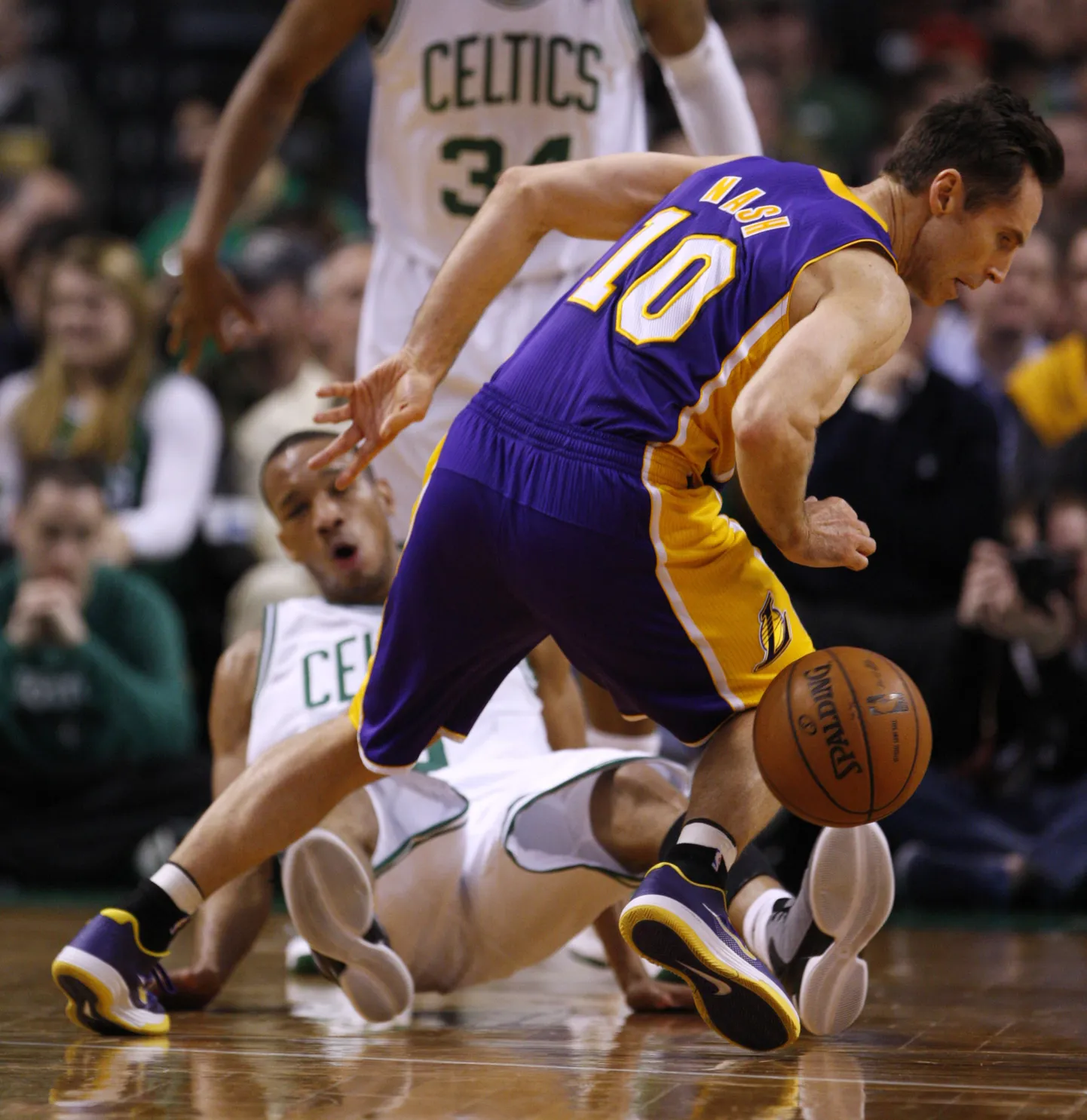 Avery Bradley on teinud just Steve Nashi (nr. 10) vastu vea.