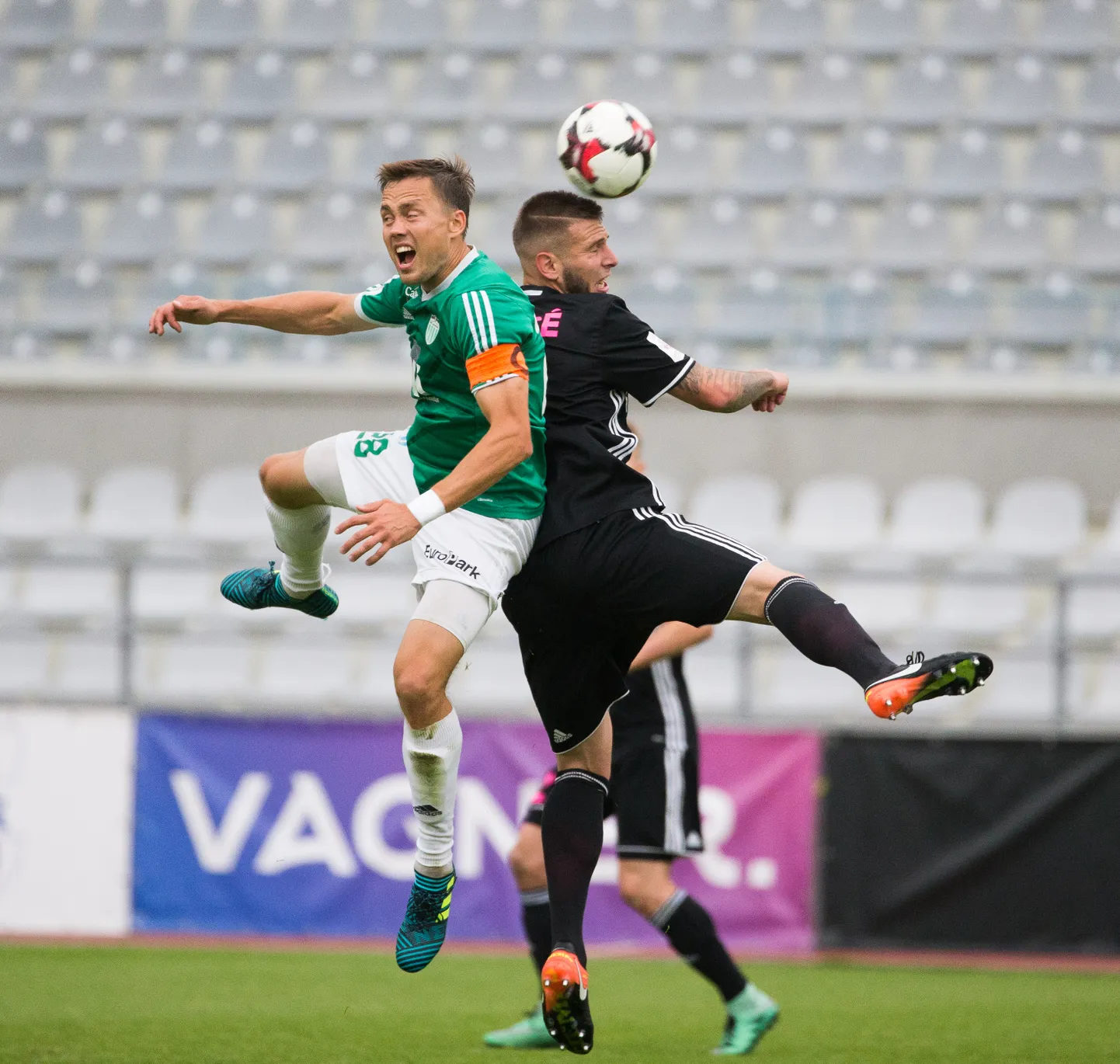 Rimo Hunt (vasakul) veel Levadia särgis duellis Kalju kaitsja Maximiliano Uggega.