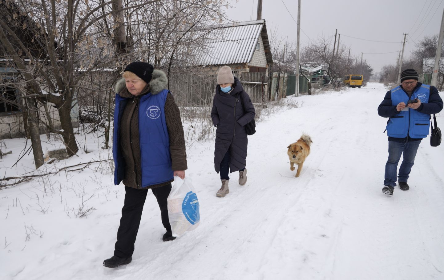 ÜRO Pagulaste Ülemvoliniku Ameti vabatahtlikud Nevelske külas Donetskis, kolme kilomeetri kaugusel rindejoonest, kus nad käisid 28. jaanuaril külas kohalikel elanikel. Nevelskes elab vaid viis inimest. Kui küla viimati 2021. aasta novembris pommitati, lahkusid sealt pea kõik elanikud.