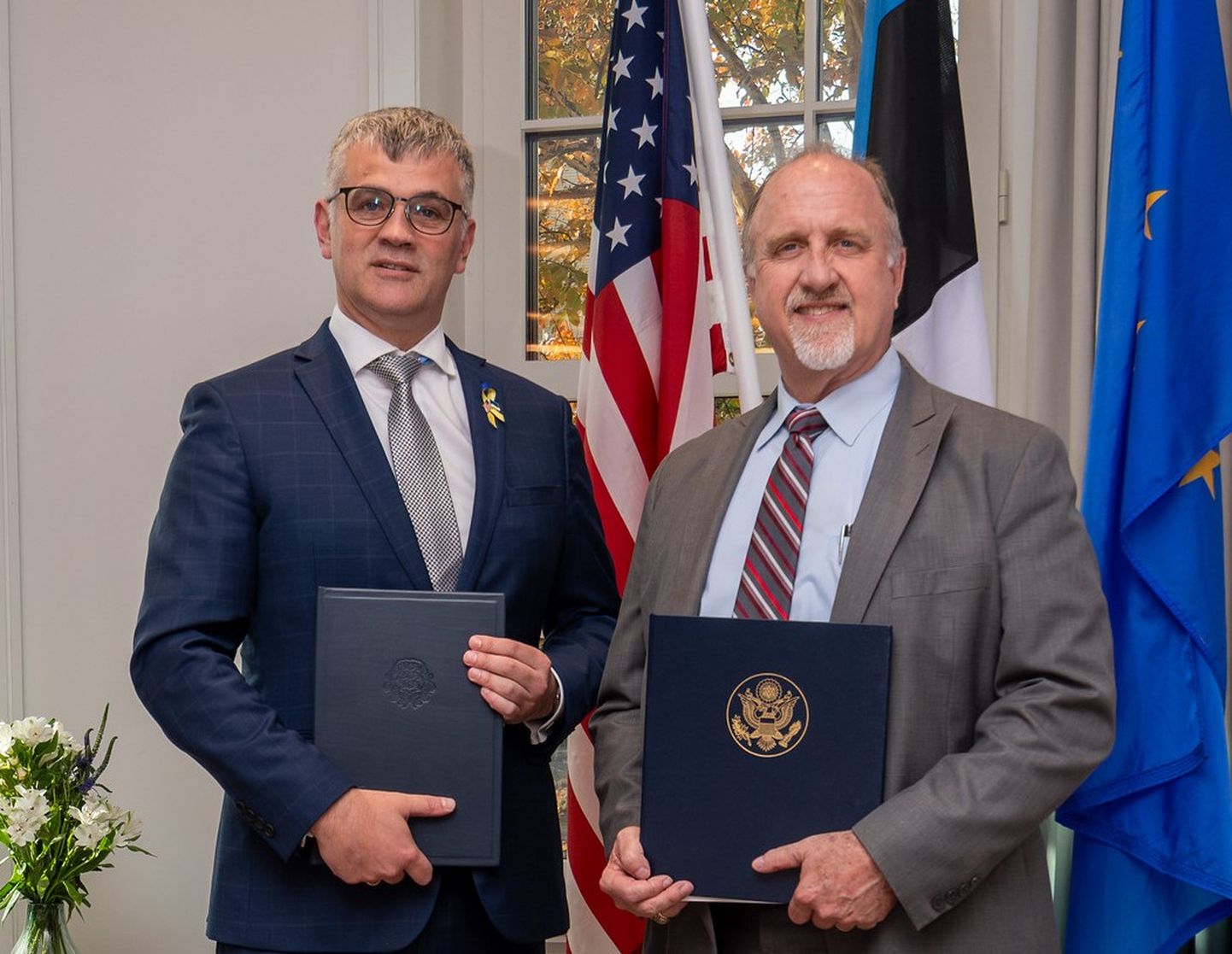 Посол Эстонии Кристьян Прикк и директор Агентства безопасности оборонных технологий Министерства обороны США Майкл Лайчак подписали соглашение в посольстве Эстонии в Вашингтоне, ноябрь 2023 года.