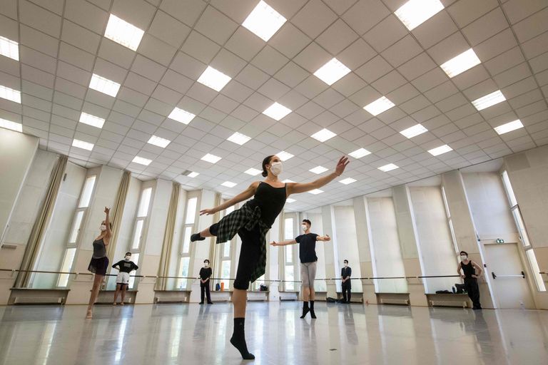Mulhouse'i linna ooperimaja balletitantsijad saavad lõpuks stuudios harjutamas käia.