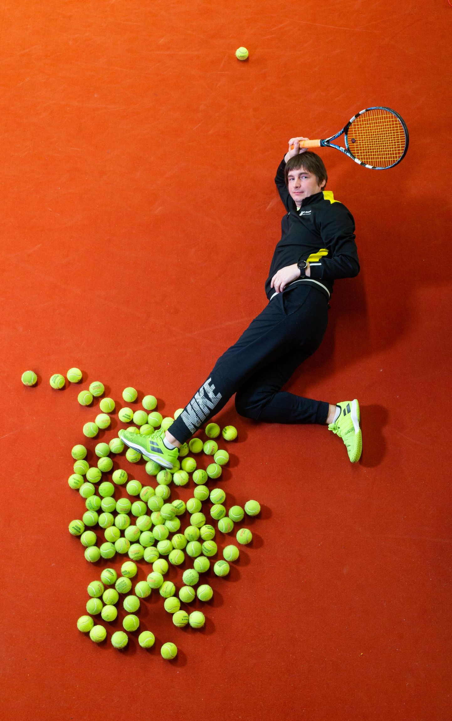 Tennisetreener Timo Kirsimäe õpetab lastele, et harjutuste väljatulemisest palju tähtsam on püüe harjutusi kaasa teha.