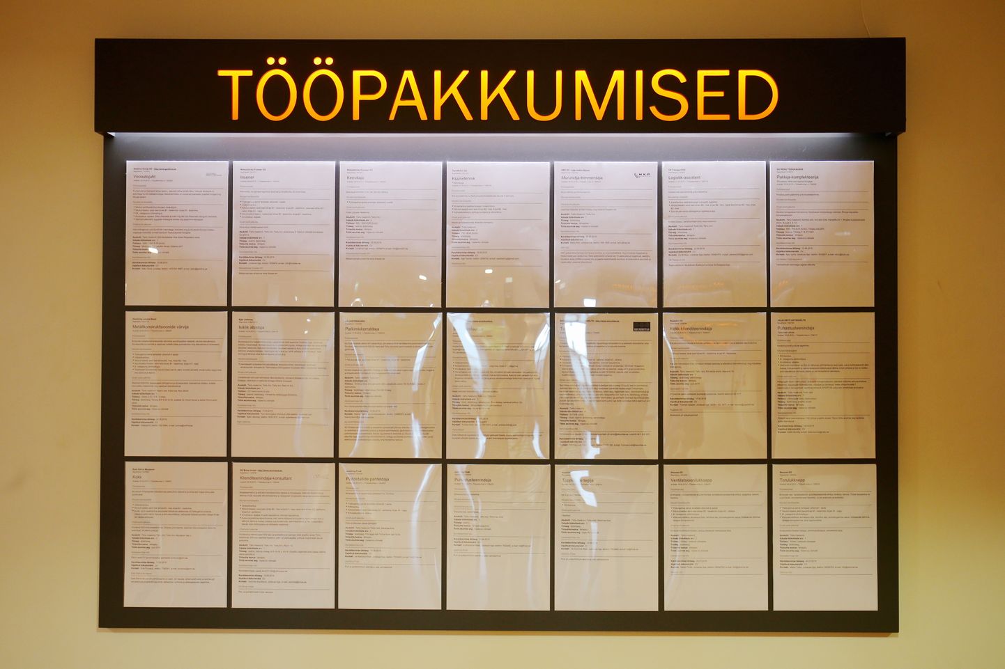 Tööpakkumist stend Töötukassa Tartumaa osakonnas.